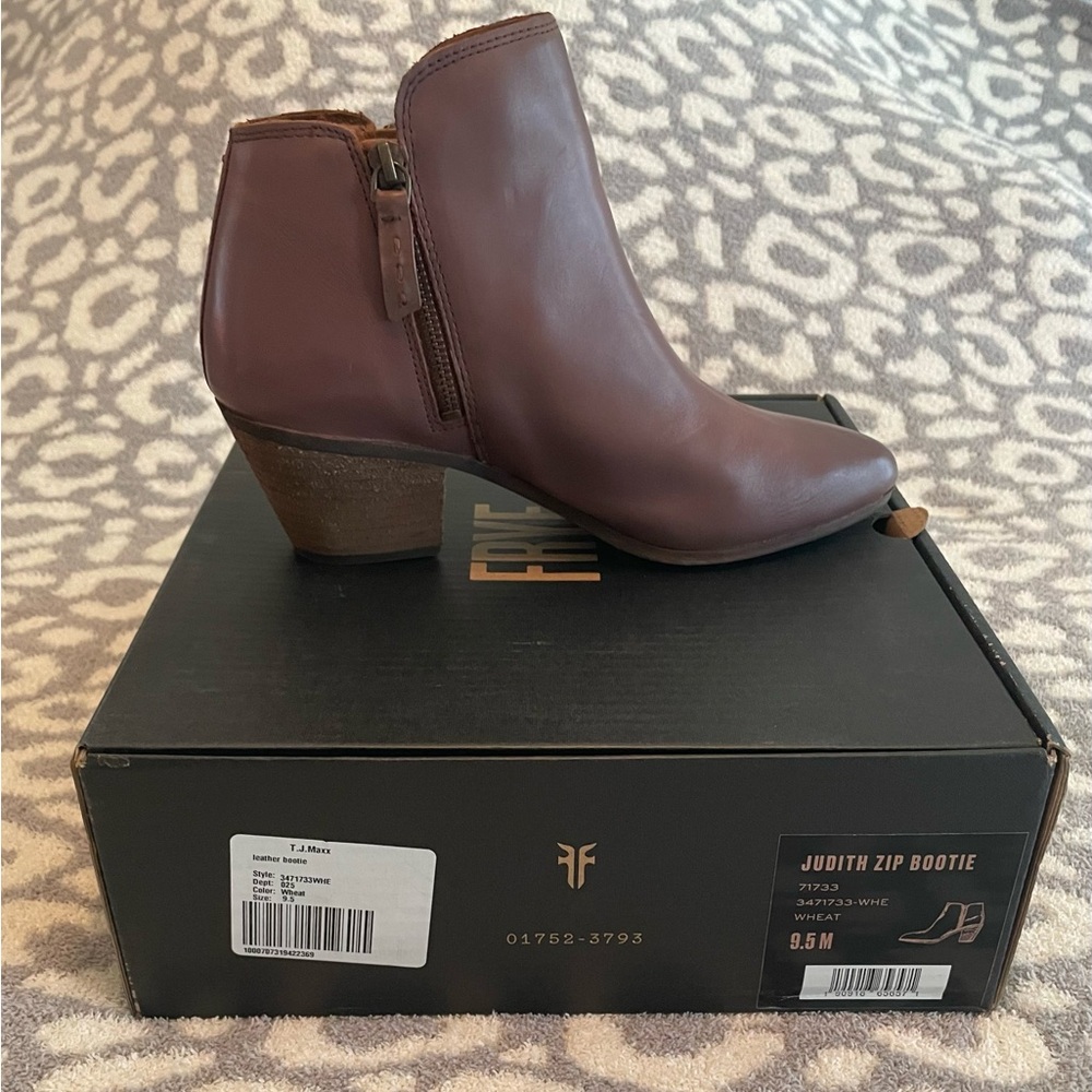 Frye Judith Zip Leather Bootie / Size 9.5/ Wheat